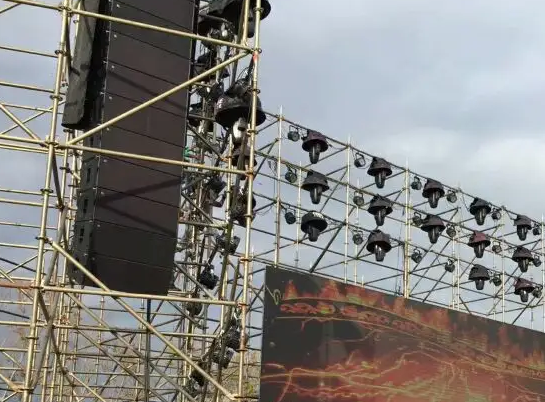 大型演唱会一般用什么音响（大型演唱会音响安装使用舞台手拉葫芦）