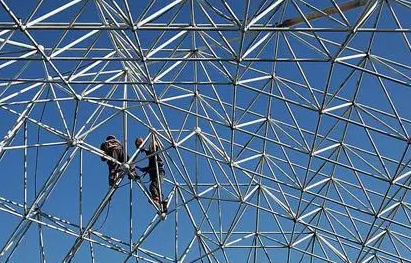 钢结构网架搭建难吗?(钢结构网架工程施工安装方法)