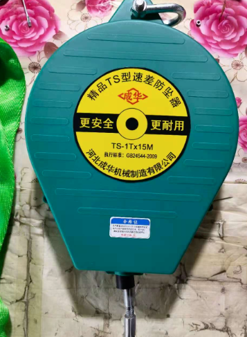 高空作业吊篮施工佩戴防坠器（高空作业佩戴防坠器的重要性）