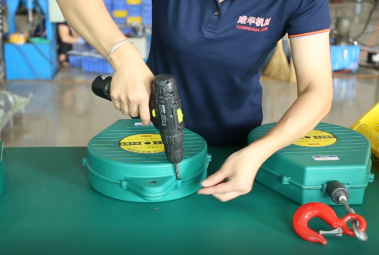 电力铁塔电塔防坠器是什么(电力高空作业防坠落措施)